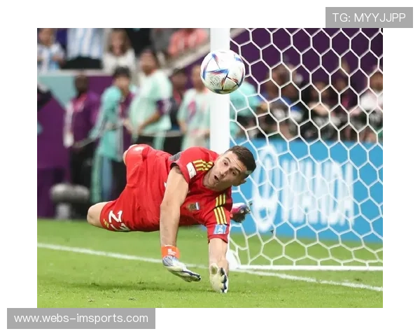马里队点球大战门将扑救，队友相拥庆祝晋级八强